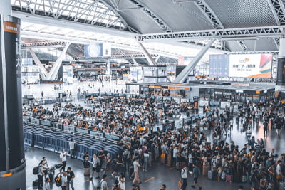 hiurich-granja-k579uI6E2Uw-unsplash-scaled-e1622404756948.jpg Picture of an airport with a lot of people